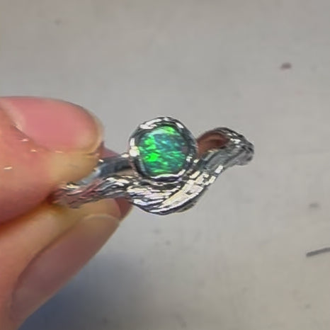 Ægte solid crystal opal fra Australien indfattet i rustikt sterling sølv.