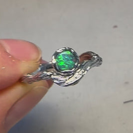 Ægte solid crystal opal fra Australien indfattet i rustikt sterling sølv.
