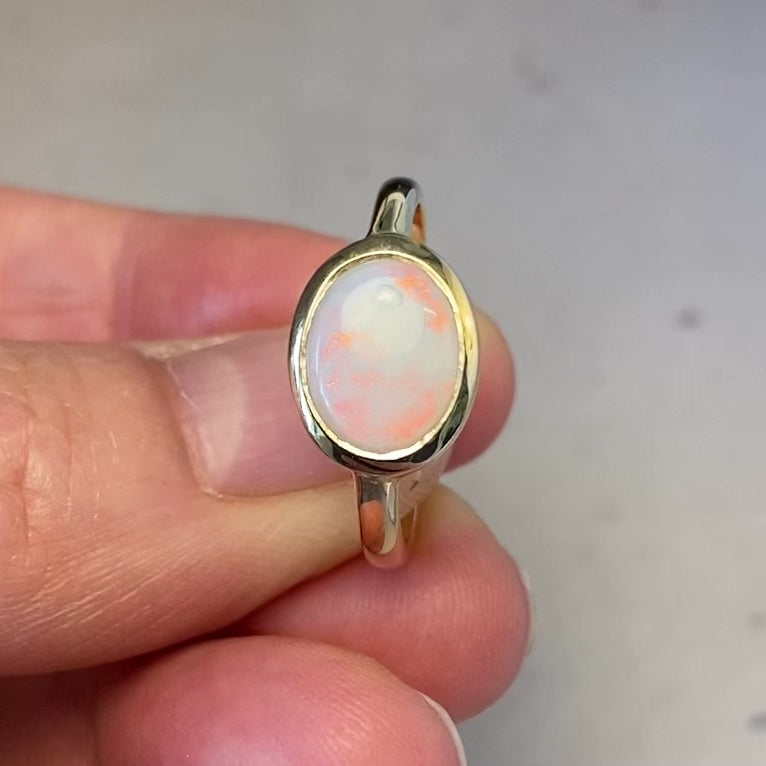 Ring med ægte solid crystal opal fra Australien indfattet i 14 kt. guld.