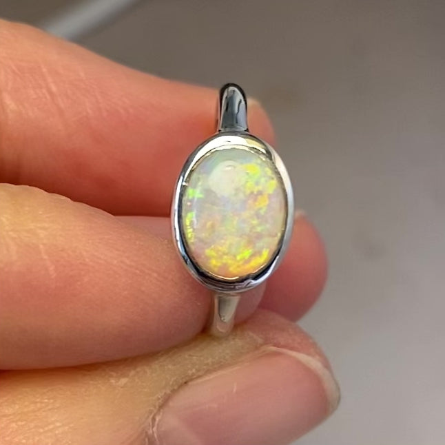 Ægte solid crystal opal fra Australien indfattet i sterling sølv.