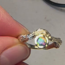 Ring med ægte solid crystal opal fra Australien, indfattet i 14 karat rustik guld.