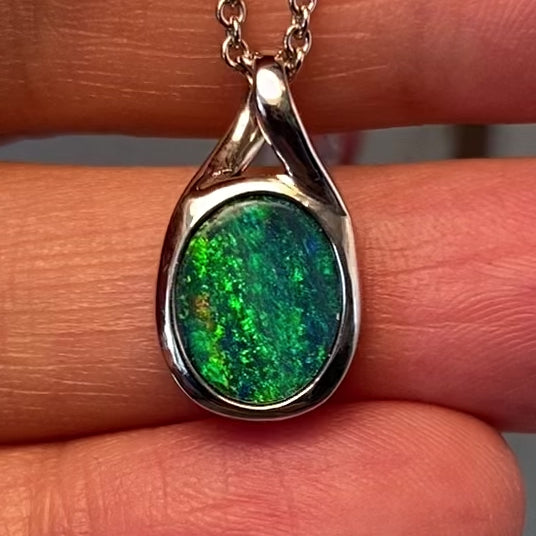 Vedhæng med ægte doublet opal indfattet i rhodineret sterling sølv.