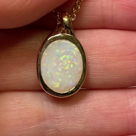 Vedhæng med en ægte solid krystal opal fra Australien indfattet i 14 karat guld.