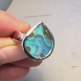 Ægte solid boulder opal fra Australien indfattet i sterling sølv.