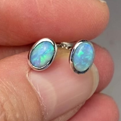 Opal ørestikkerne har ægte solide Australske krystal opaler indfattet i blankt sterling sølv.
