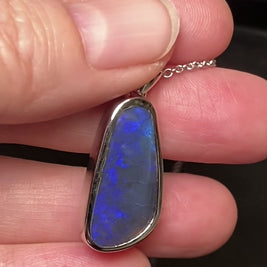 Vedhæng med ægte solid opal fra vores mine i Lightning Ridge, Australien indfattet i sterling sølv.