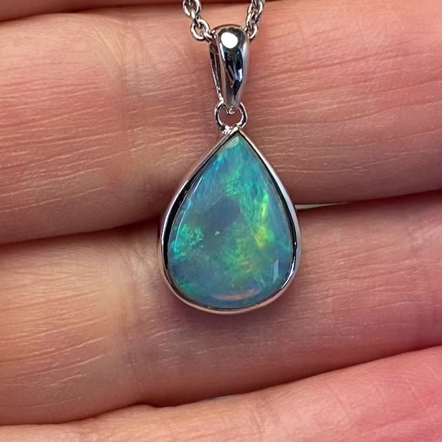 Vedhæng med en ægte solid krystal opal fra Australien indfattet i rhodineret sterling sølv.