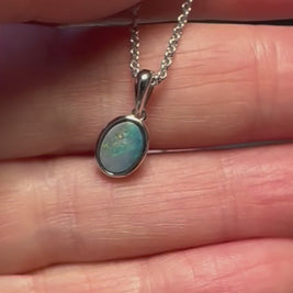 Vedhæng med ægte doublet opal indfattet i rhodineret sterling sølv.