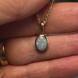 Vedhæng med en ægte solid krystal opal fra Australien indfattet i 9 karat guld.