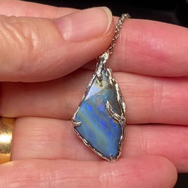 Ægte solid boulder opal fra Queensland, Australien indfattet i sterling sølv.