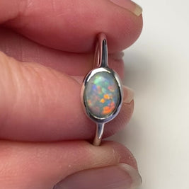 Sølv ring med oval orange og blå opal