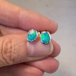 Ørestikker med ægte doublet opaler indfattet i sterling sølv.