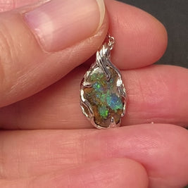 Solid boulder opal fra Queensland, Australien indfattet i sterling sølv.