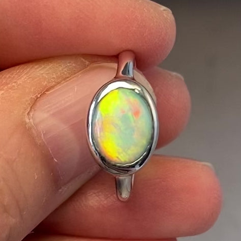 Ægte solid crystal opal fra Australien indfattet i sterling sølv.