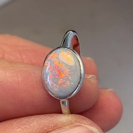Ægte solid crystal opal fra Australien indfattet i sterling sølv.