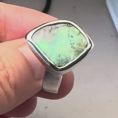 Ægte solid boulder opal fra Australien indfattet i sterling sølv.