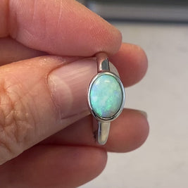Ægte solid crystal opal fra Australien indfattet i sterling sølv.
