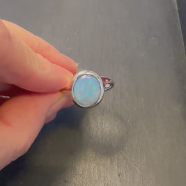 Ægte solid crystal opal fra Australien indfattet i sterling sølv.
