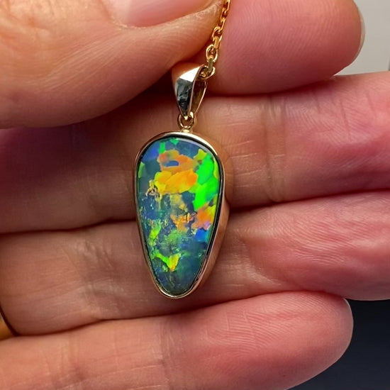 Opal vedhæng med en ægte doublet opal fra Australien indfattet i 14 karat guld.
