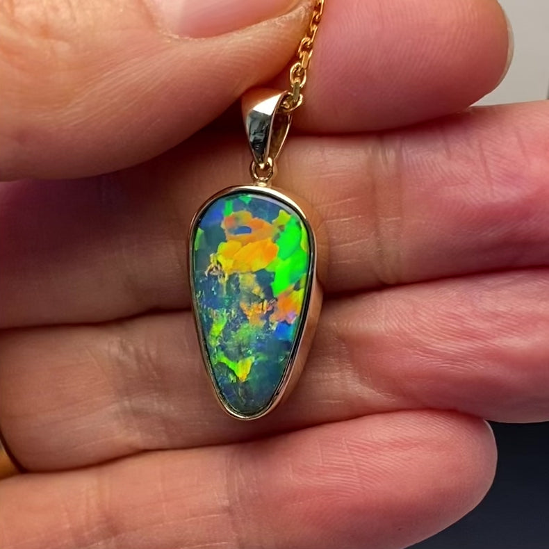 Opal vedhæng med en ægte doublet opal fra Australien indfattet i 14 karat guld.