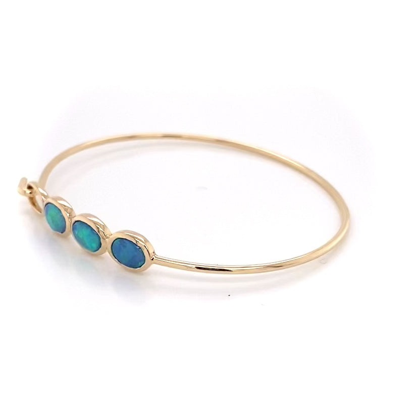 Armring i 14 karat guld med 3 stk. 7 x 5 mm solid krystal opaler fra Australien.