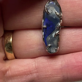 Vedhæng med ægte solid opal fra Lightning Ridge, Australien indfattet i rhodineret sterling sølv. 