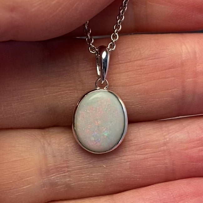 Vedhæng med en ægte solid krystal opal fra Australien indfattet i rhodineret sterling sølv.