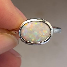 Ægte solid crystal opal fra Australien indfattet i sterling sølv.