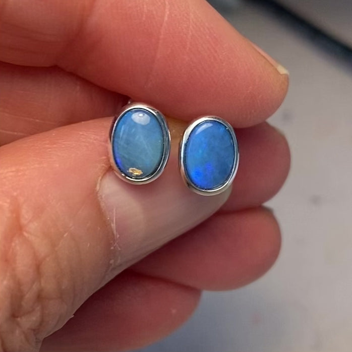 Opal ørestikkerne har ægte solide Australske krystal opaler indfattet i blankt sterling sølv.