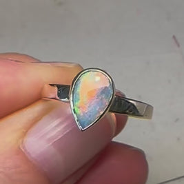 Ring med ægte solid crystal opal fra Australien indfattet i 14 karat guld.