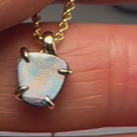 Vedhæng med ægte doublet opal indfattet i 14 karat guld.