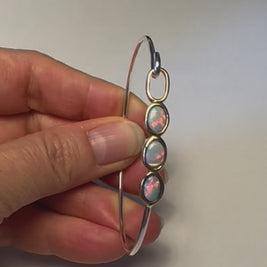 Armring i 14 karat guld og sterling sølv med 3 stk. 6 x 4 mm solid krystal opaler fra Australien.