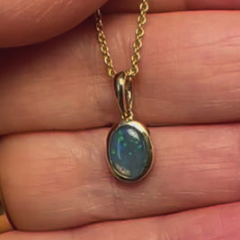 Vedhæng med en ægte solid krystal opal fra Australien indfattet i 9 karat guld.