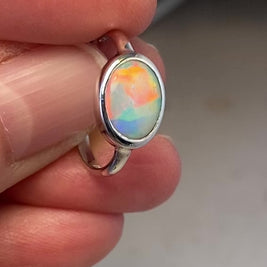 Ægte solid crystal opal fra Australien indfattet i sterling sølv.