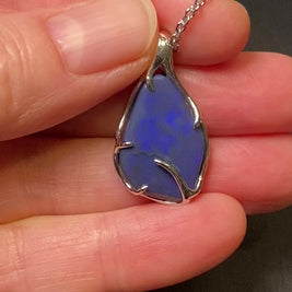 Vedhæng med en ægte solid opal fra vores mine i Lightning Ridge, Australien indfattet i sterling sølv.