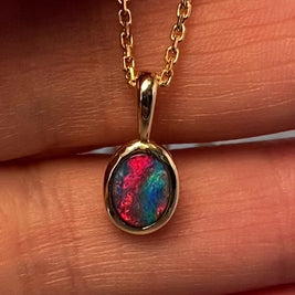 Opal vedhæng med en ægte doublet opal fra Australien indfattet i 14 karat guld.