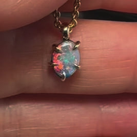 Vedhæng med ægte doublet opal indfattet i 14 karat guld.
