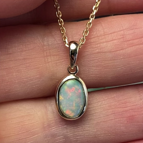 Vedhæng med en ægte solid krystal opal fra Australien indfattet i 14 karat guld.