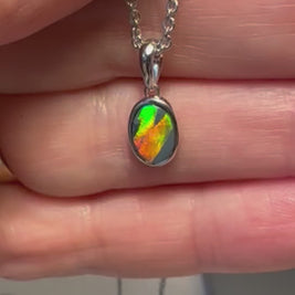 Vedhæng med ægte doublet opal indfattet i rhodineret sterling sølv.