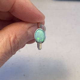 Ægte solid crystal opal fra Australien indfattet i sterling sølv.