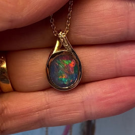 Opal vedhæng med en ægte doublet opal fra Australien indfattet i 14 karat guld.