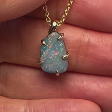 Vedhæng med doublet opal indfattet i 14 karat guld.
