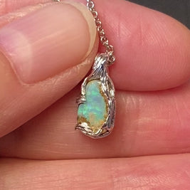 Solid boulder opal fra Queensland, Australien indfattet i sterling sølv.