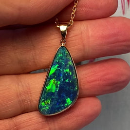 Opal vedhæng med en ægte doublet opal fra Australien indfattet i 14 karat guld.