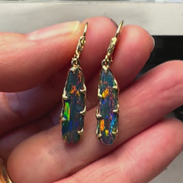 Unika ørehængere med ægte doublet opaler fra Australien indfattet i 14 karat guld.