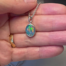 Vedhæng med ægte doublet opal indfattet i rhodineret sterling sølv.