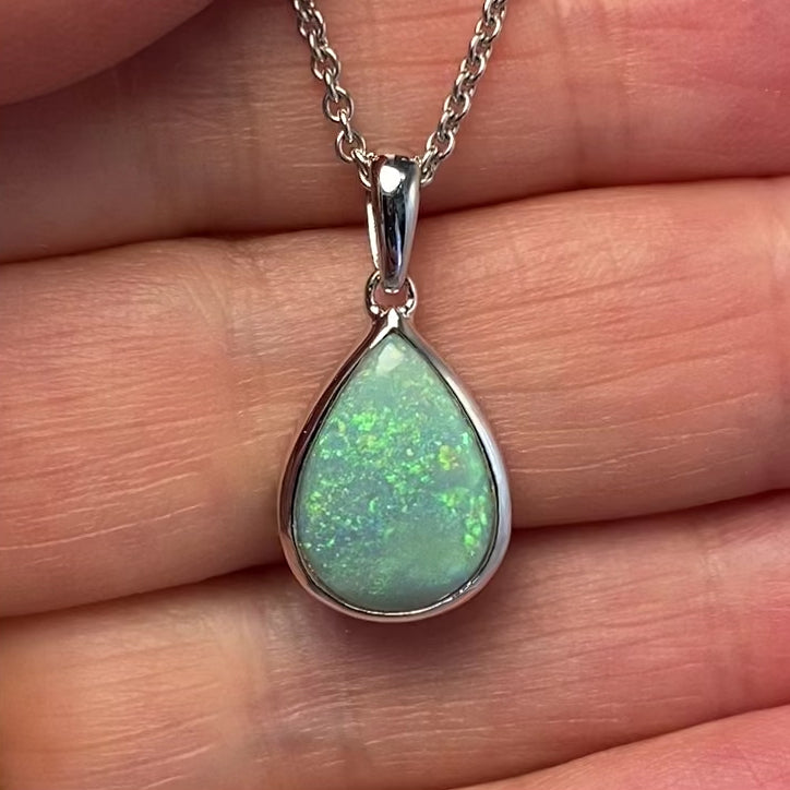 Vedhæng med en ægte solid krystal opal fra Australien indfattet i rhodineret sterling sølv.