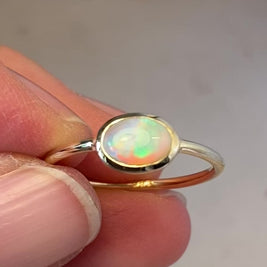 Ring med ægte solid crystal opal fra Australien indfattet i 14 kt. guld.
