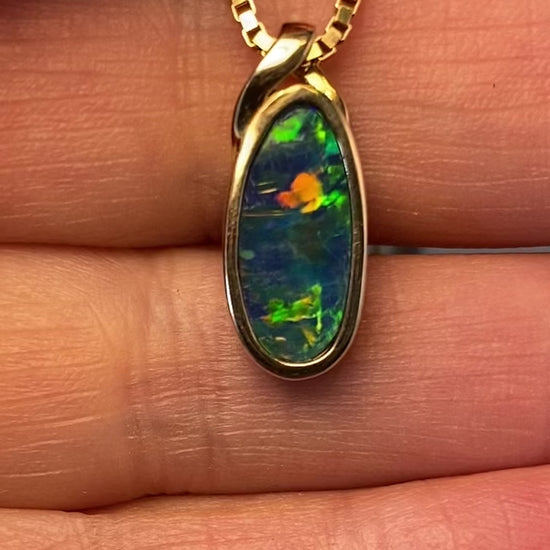 Opal vedhæng med en ægte doublet opal fra Australien indfattet i 14 karat guld.