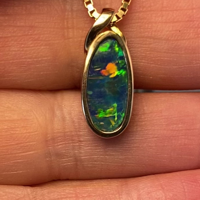 Opal vedhæng med en ægte doublet opal fra Australien indfattet i 14 karat guld.